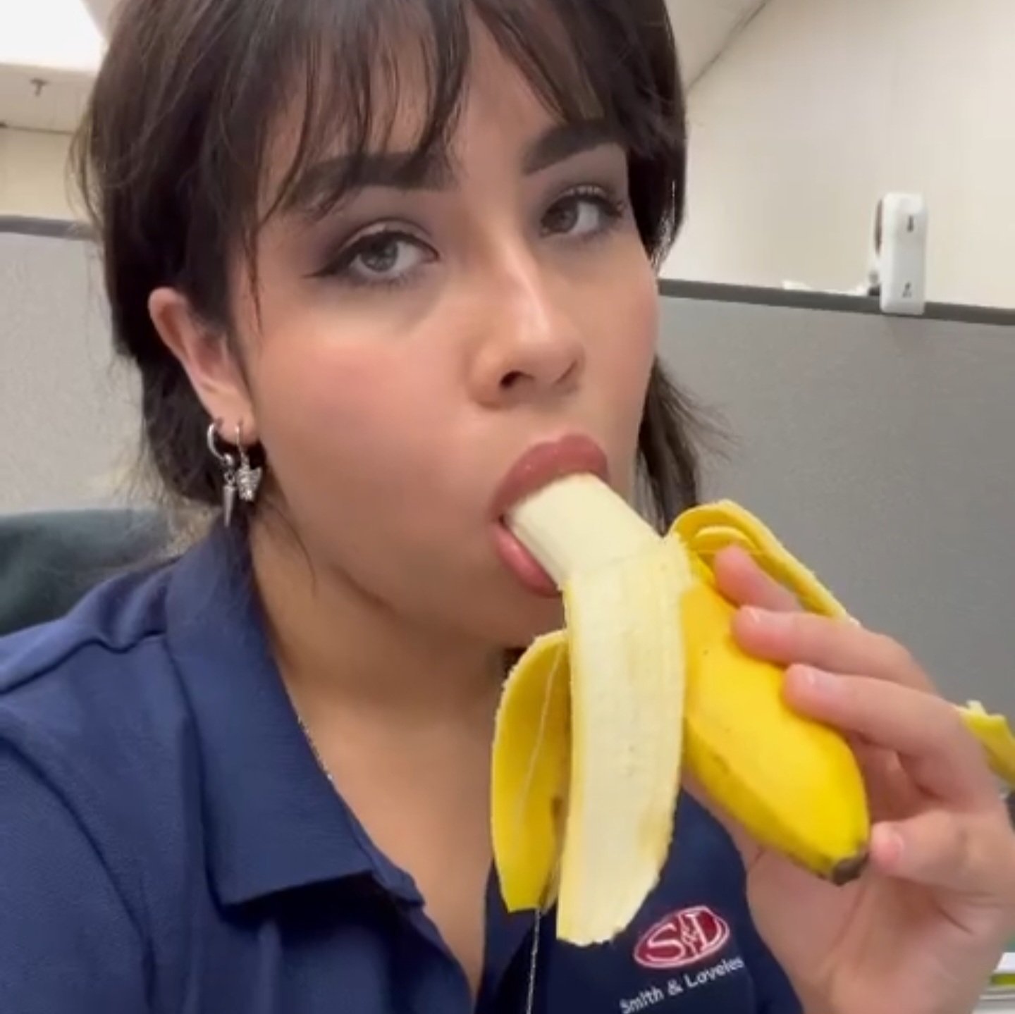 This slut likes suckn bananas an suckn cock as well #kTGxix01