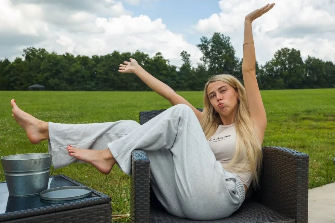 Hawk Tuah Feet (the only good thing about her) #Hh0CBfLB