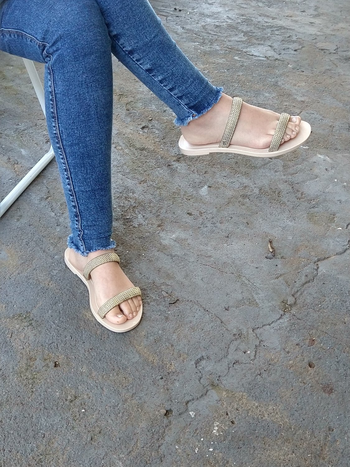 Namorada gostosa exibindo os pezinhos de melissa para vocês! 🤤🔥hot girlfriend showing off her feet #FmeDDtck